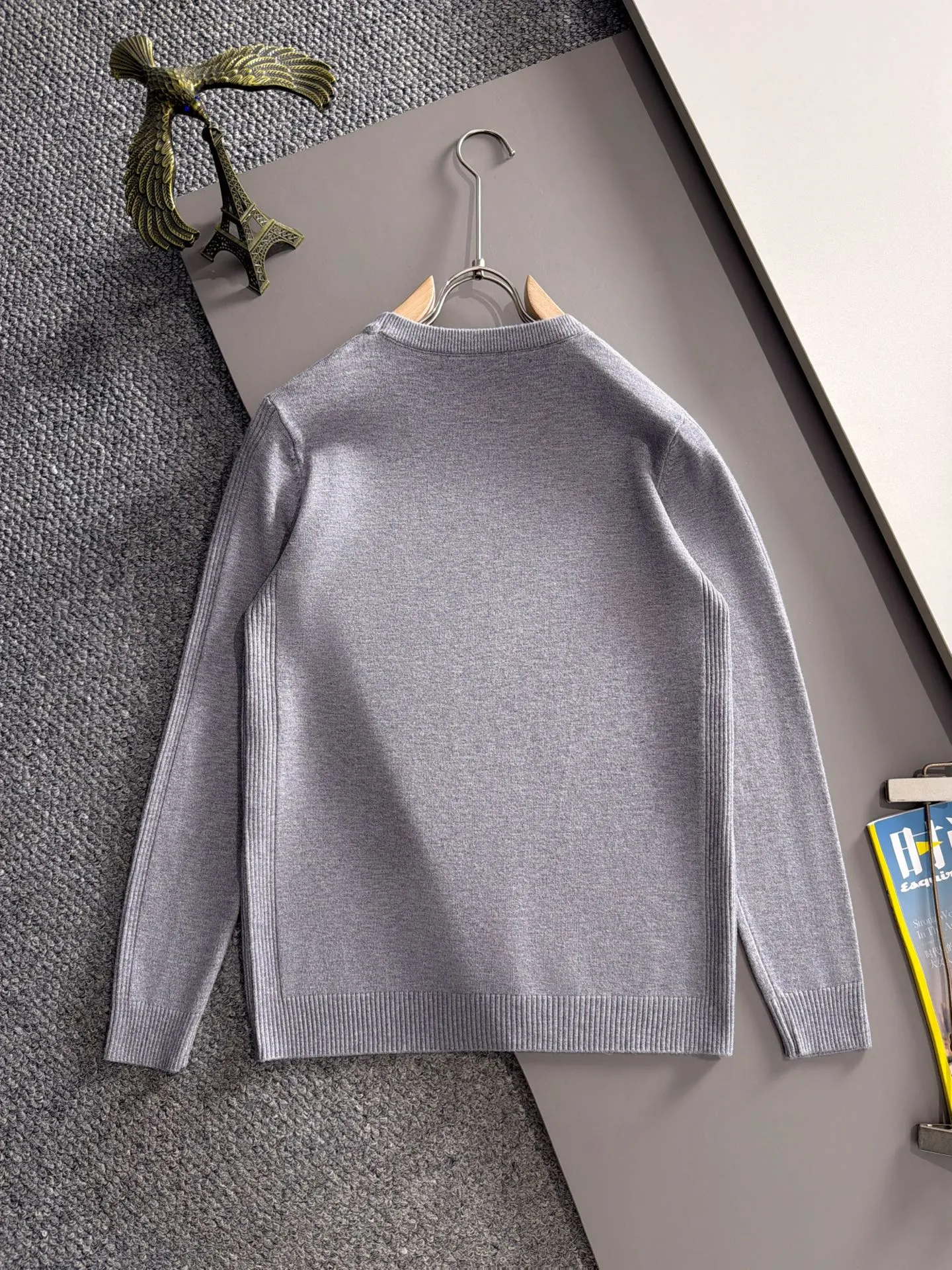 The latest knitted sweaters from Balenciaga’s 2026 Autumn and Winter official website are now on sale at the counter for Hot Sale! Specially made of wool blended fabric. It feels comfortable and can be directly in contact with the skin. The logo badge is exquisitely embroidered, which is extremely eye-catching! The details highlight the fashionable charm of big brands. Exquisite workmanship. Three-dimensional cutting style. The wearing effect is invincible and handsome! All three standards are complete! Sizes:M-3XL
